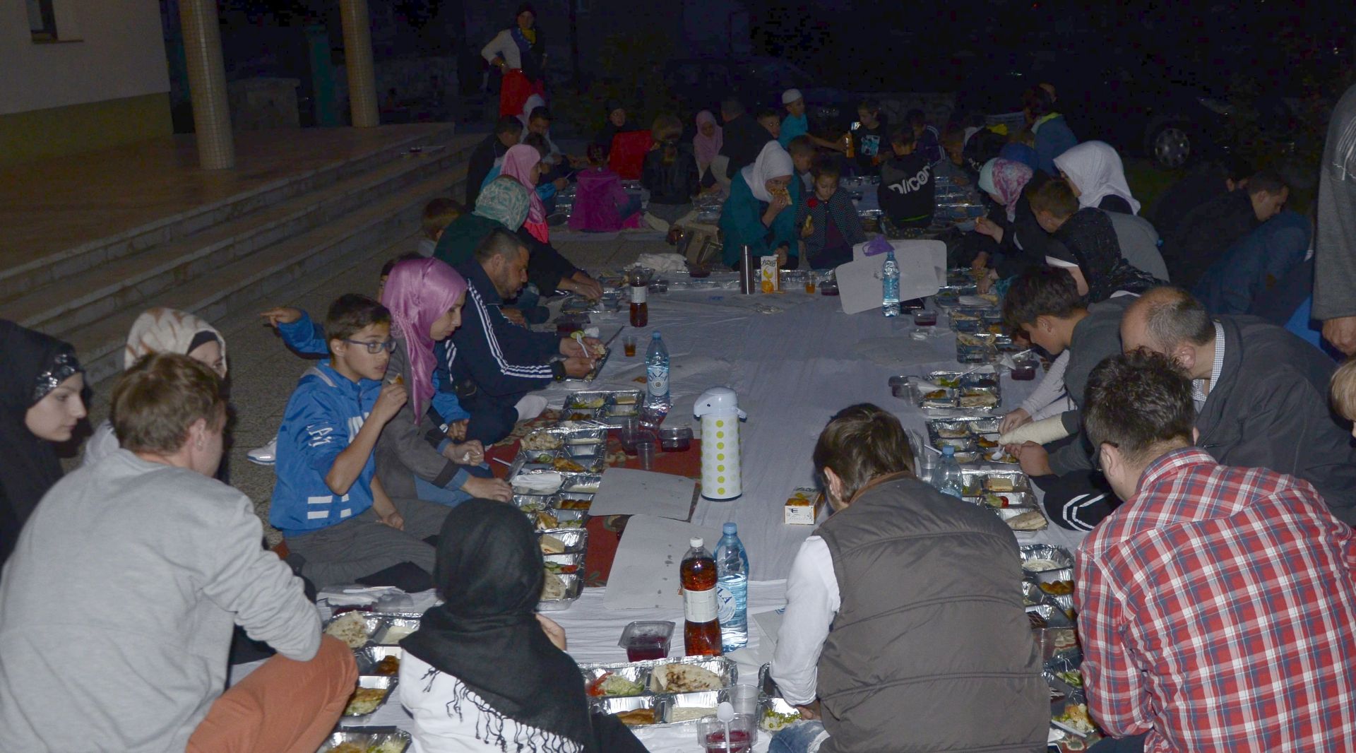 Stipendisti Fondacije organizirali iftar za 200 postača u Livnu