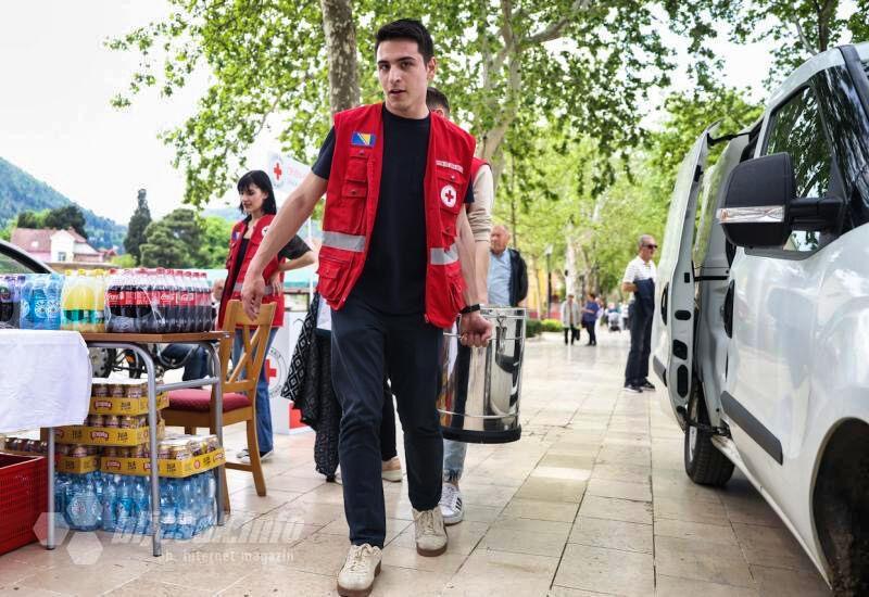 Ishak Sikira kao volonter Crvenog križa