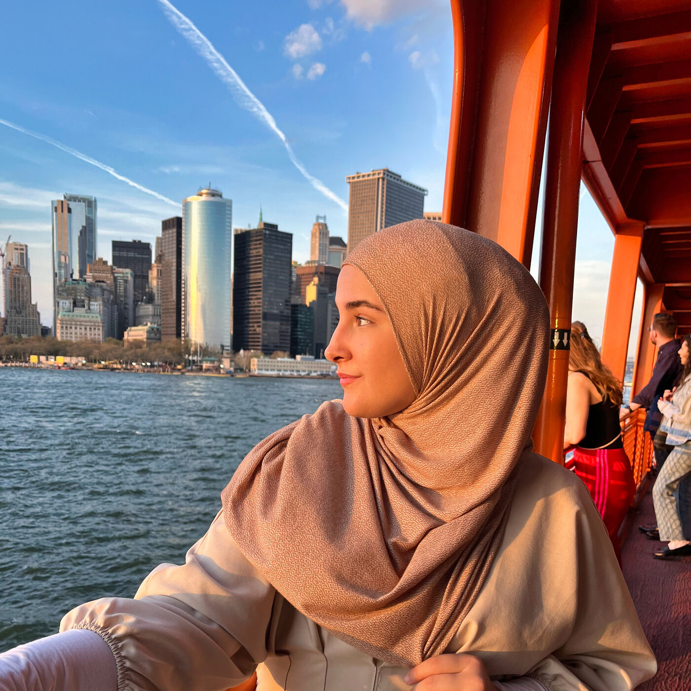 Ema na trajektu, panorama Manhattana
