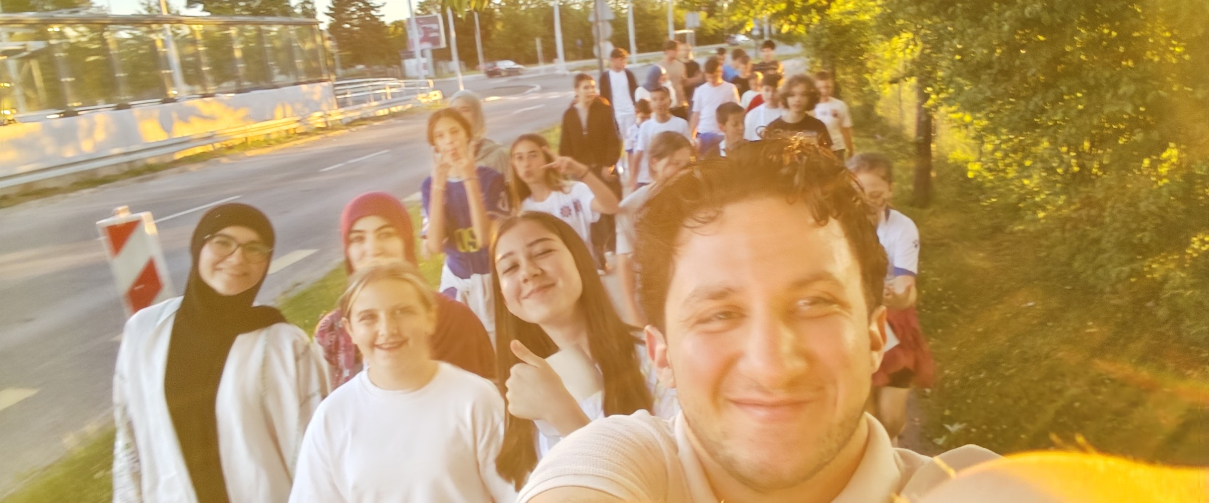 Usama Khedr u šetnji s grupom djece i mladih